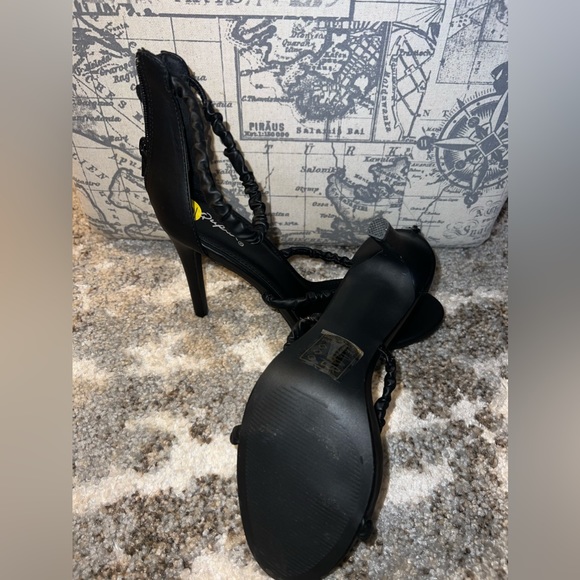 Strap heels - Picture 3 of 3